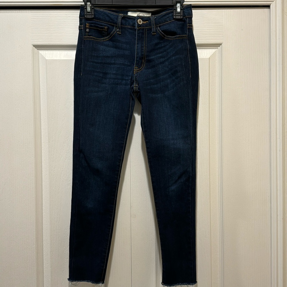 KanCan Women’s Straight Leg Skinny Jean. Dark Jean. Size W5-26.
